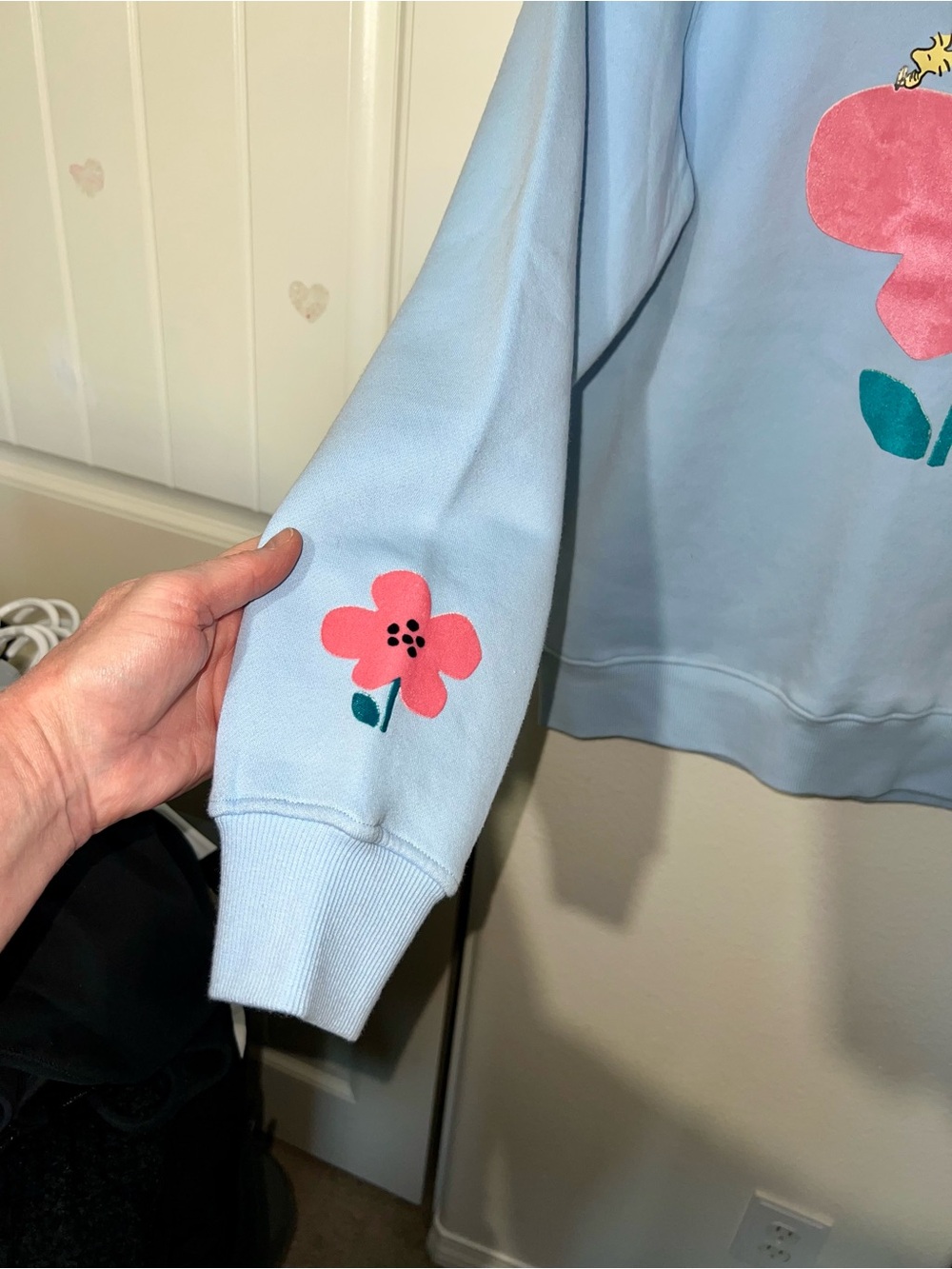 Peanuts Freeze Max Light Blue Crewneck with Pink Flower & Snoopy Graphic - Picture 10 of 15